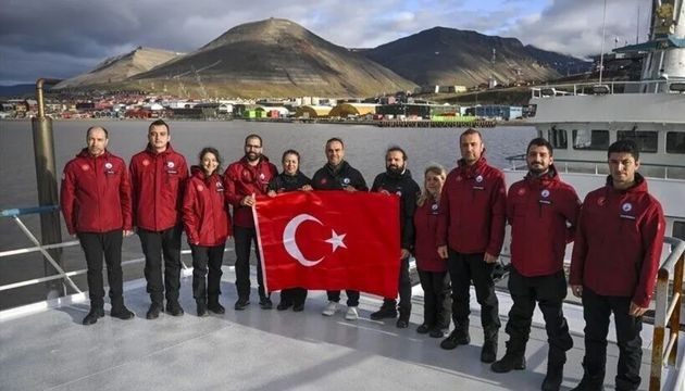 Sanayi Bakanı kutup bilim ekibini ziyaret etti